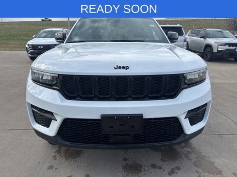 Used 2025 Jeep Grand Cherokee Altitude image 2