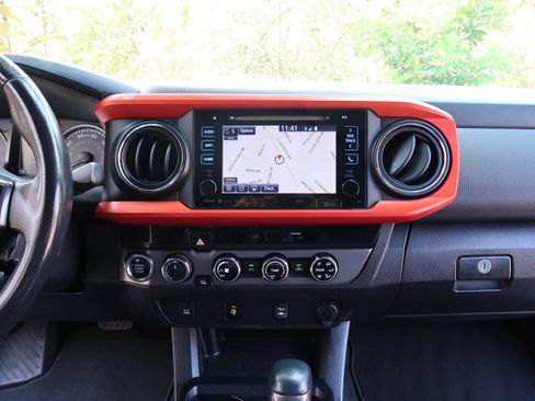 Used 2017 Toyota Tacoma TRD Sport w/ Tow Package (A/T) AWD/4WD image 29