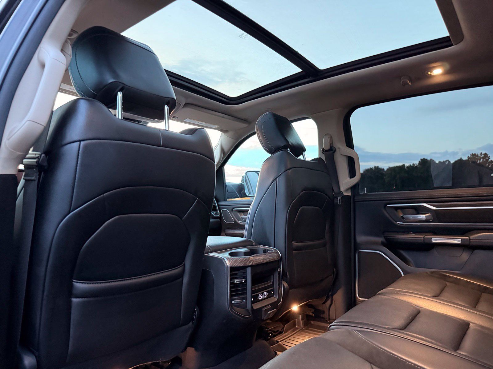 Used 2019 RAM 1500 Laramie AWD/4WD image 29