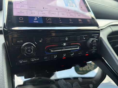 Used 2023 Jeep Grand Cherokee Limited RWD image 26