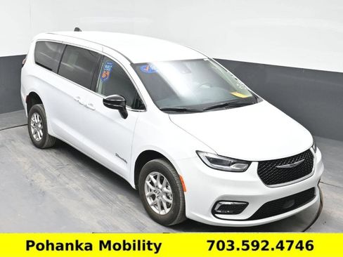 Used 2024 Chrysler Pacifica Touring-L image 18