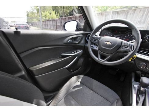 Used 2025 Chevrolet Trax LS w/ LS Convenience Package FWD image 9