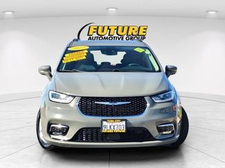 Used 2022 Chrysler Pacifica Touring-L w/ Uconnect Theater Family Group video 2