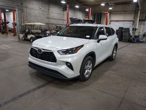 Used 2023 Toyota Highlander LE image 25