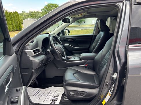 Used 2020 Toyota Highlander XLE AWD/4WD image 13
