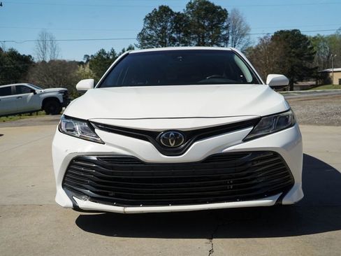Used 2018 Toyota Camry LE image 10