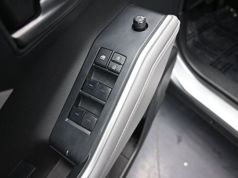 Used 2022 Toyota Highlander LE image 19