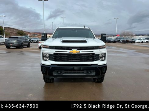 Used 2024 Chevrolet Silverado 2500 Custom w/ Custom Value Package image 8