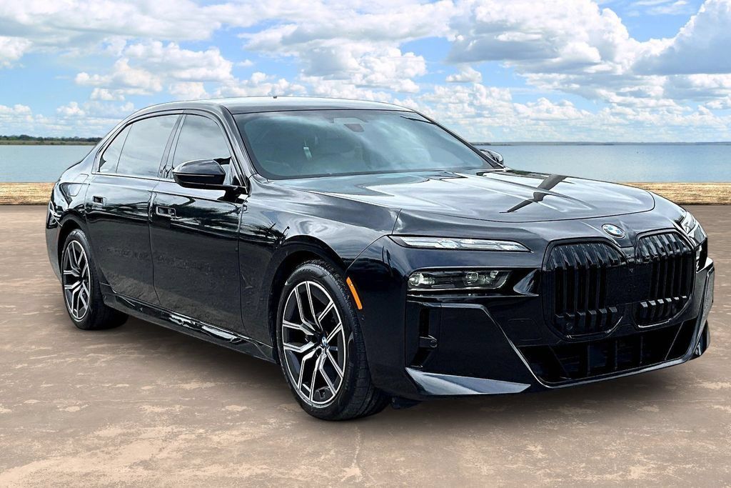 Used 2023 BMW 760i xDrive w/ Executive Package AWD/4WD image 3