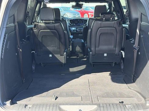 Used 2025 Chrysler Pacifica Select FWD image 7