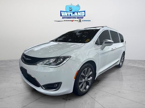 Used 2020 Chrysler Pacifica Limited w/ Tire & Wheel Group FWD image 5