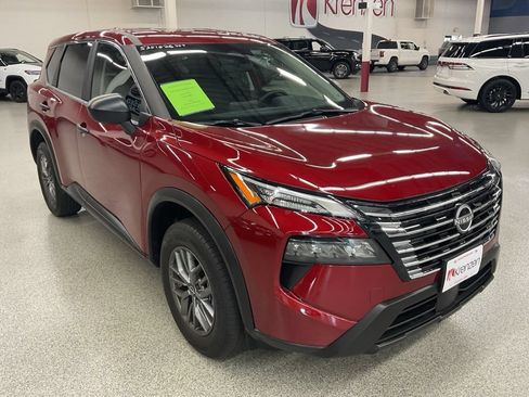 Used 2025 Nissan Rogue S AWD/4WD image 3