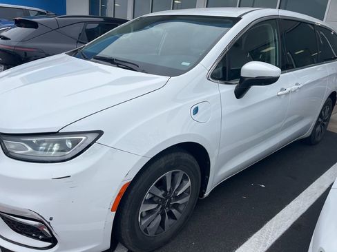 Used 2023 Chrysler Pacifica Touring-L image 6