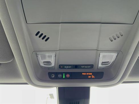 Used 2024 GMC Terrain SLE w/ Driver Convenience Package FWD image 25