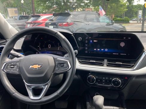 Used 2024 Chevrolet Trax LT w/ Driver Confidence Package FWD image 10