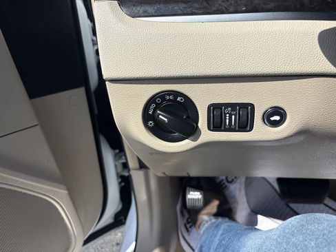Used 2014 Chrysler 300 RWD image 19