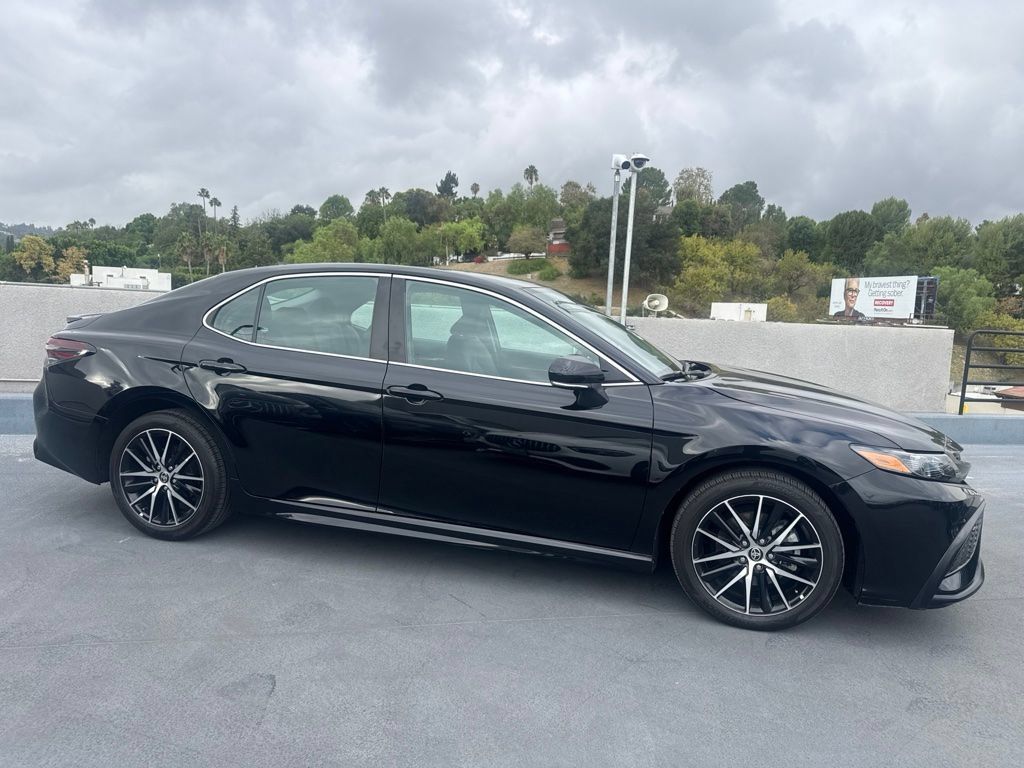 Used 2024 Toyota Camry SE w/ Convenience Package FWD image 4