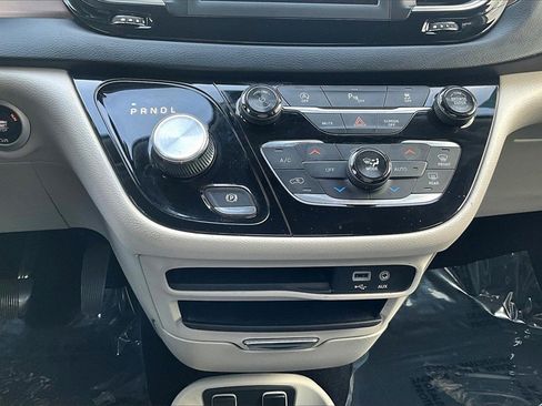 Used 2018 Chrysler Pacifica Touring-L image 14