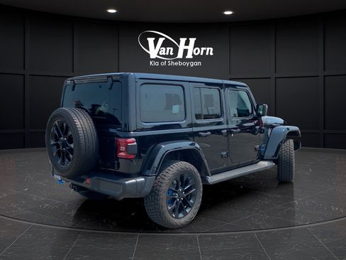 Used 2022 Jeep Wrangler Unlimited Sahara w/ Cold Weather Group AWD/4WD image 7