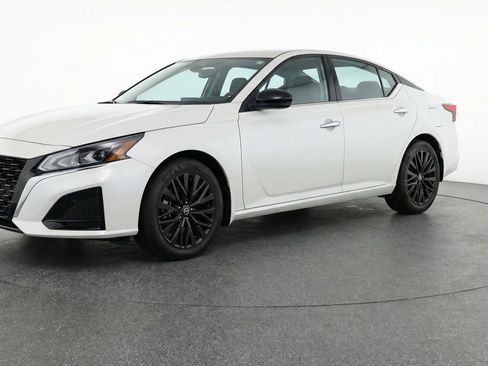 Used 2025 Nissan Altima 2.5 SV FWD image 3