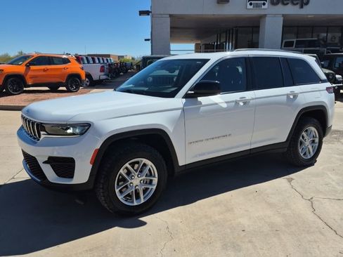 Used 2023 Jeep Grand Cherokee Laredo X image 1