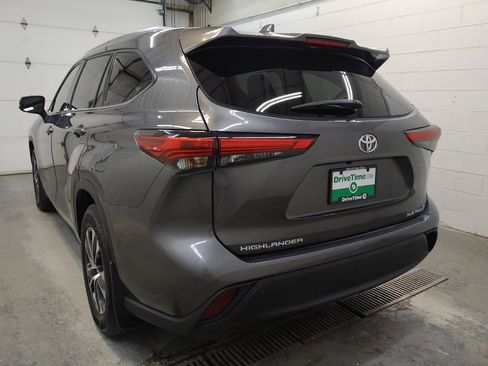 Used 2021 Toyota Highlander XLE AWD/4WD image 5