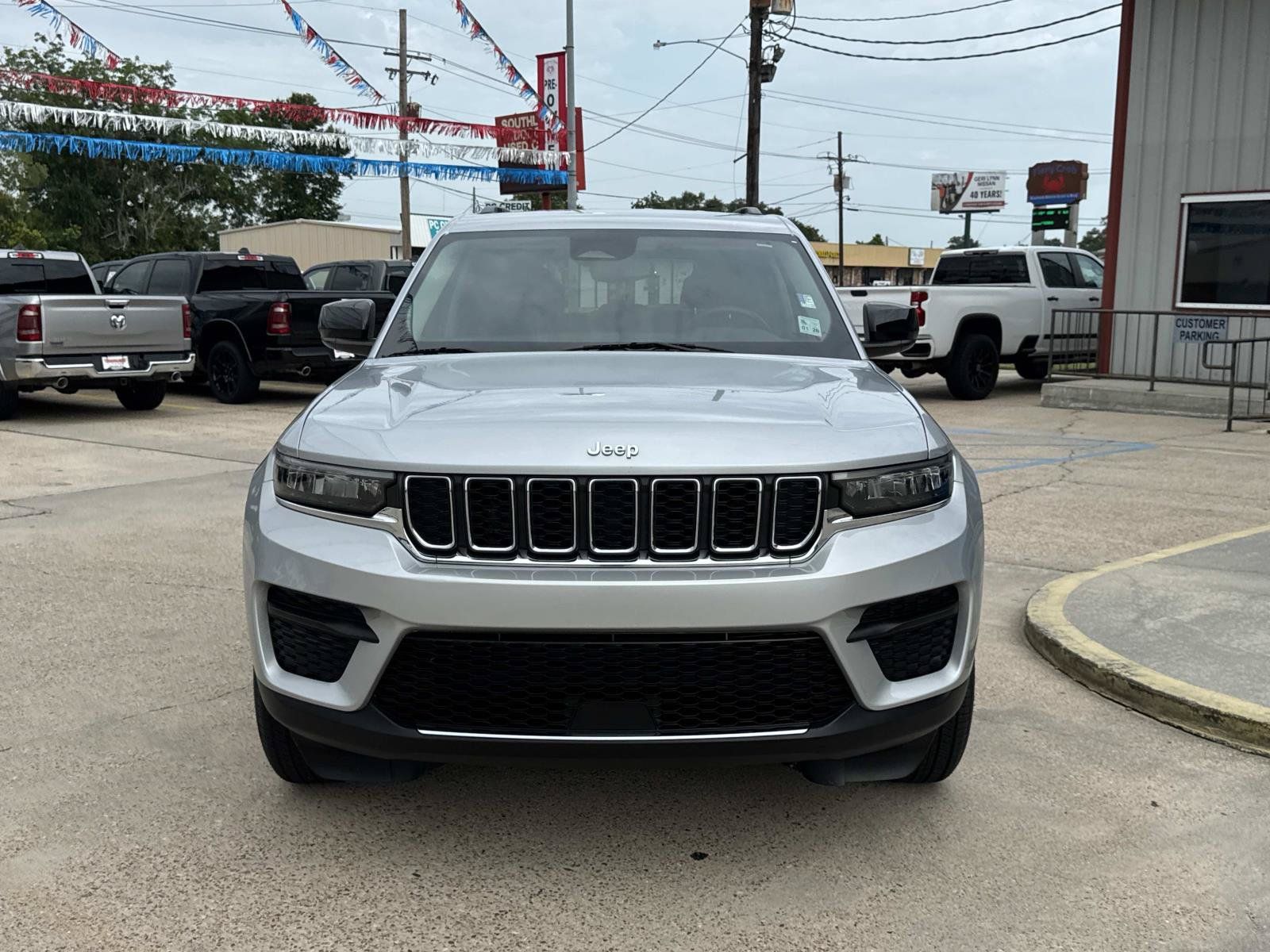 Used 2024 Jeep Grand Cherokee Laredo RWD image 2