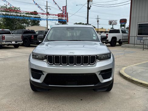 Used 2024 Jeep Grand Cherokee Laredo RWD image 2