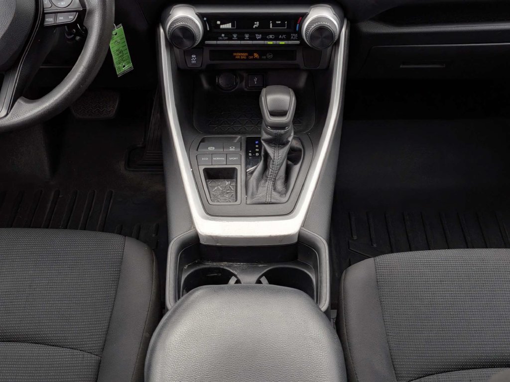Used 2021 Toyota RAV4 LE FWD image 18