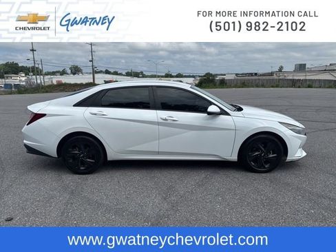 Used 2022 Hyundai Elantra SEL w/ Convenience Package FWD image 4