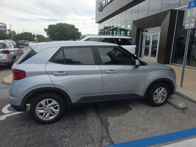 Used 2022 Hyundai Venue SE FWD image 3
