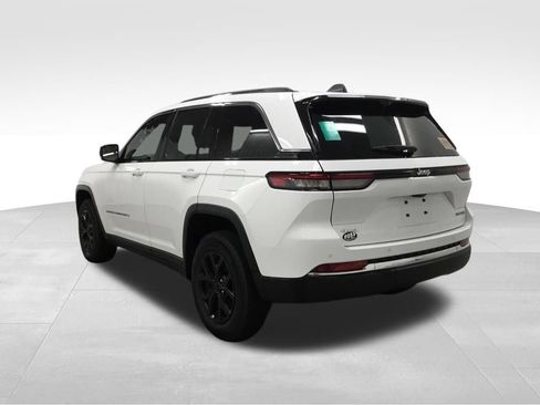 Used 2023 Jeep Grand Cherokee Limited w/ Luxury Tech Group II AWD/4WD image 14