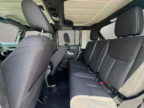 Used 2017 Jeep Wrangler Unlimited Rubicon w/ Connectivity Group AWD/4WD image 12