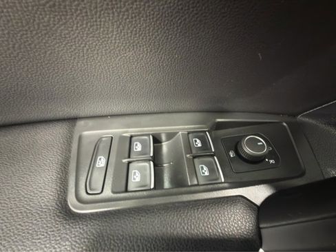 Used 2020 Volkswagen Tiguan SE w/ Panoramic Sunroof Package image 11