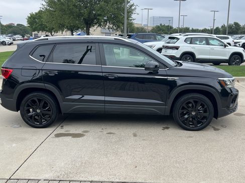 Certified 2023 Volkswagen Taos SE w/ Panoramic Sunroof Package FWD image 11