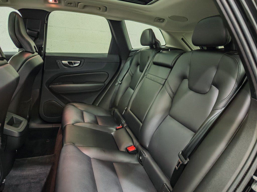 Used 2019 Volvo XC60 T5 Momentum w/ Multimedia Package AWD/4WD image 18