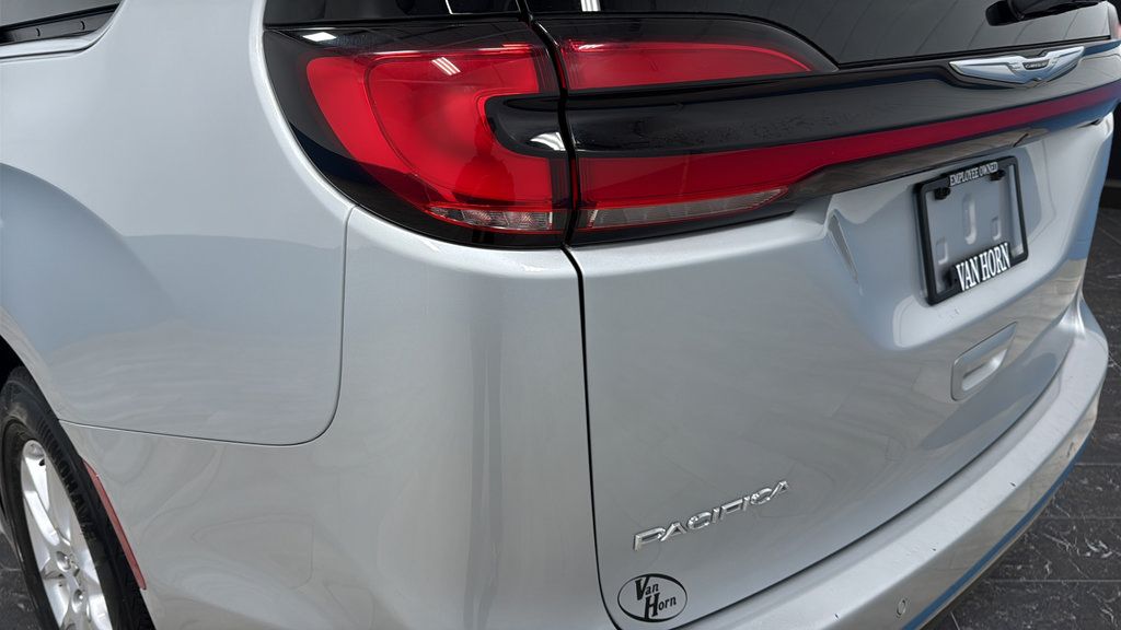 Used 2024 Chrysler Pacifica Touring-L FWD image 34