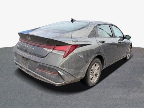 Used 2024 Hyundai Elantra SE image 4