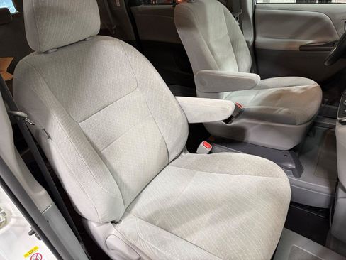 Used 2019 Toyota Sienna LE FWD image 17