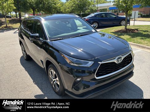 Used 2021 Toyota Highlander XLE FWD image 1