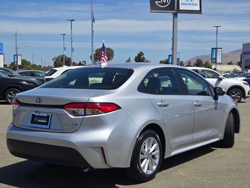 Used 2024 Toyota Corolla LE w/ LE Convenience Package FWD image 7