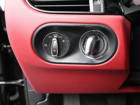 Certified 2025 Porsche Macan AWD/4WD image 25