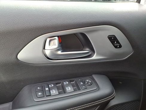 Used 2025 Chrysler Pacifica Limited FWD image 18