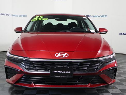 Used 2025 Hyundai Elantra SEL image 12