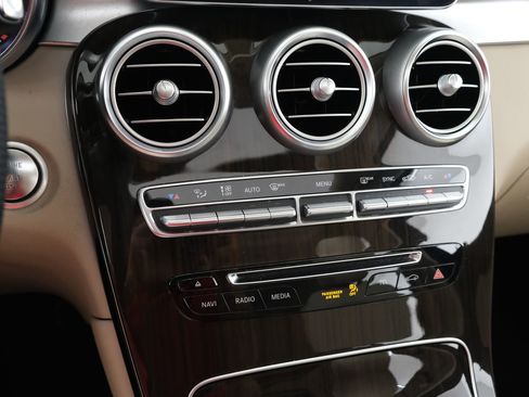 Used 2017 Mercedes-Benz GLC 300 4MATIC image 20