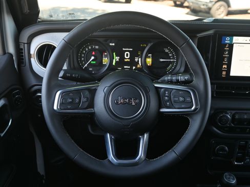 Used 2025 Jeep Wrangler Sahara w/ Safety Group image 19