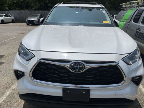 Used 2024 Toyota Highlander Limited FWD image 1
