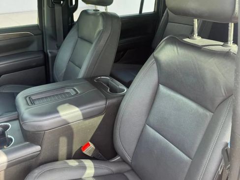 Used 2022 Chevrolet Suburban LT w/ Luxury Package RWD image 4