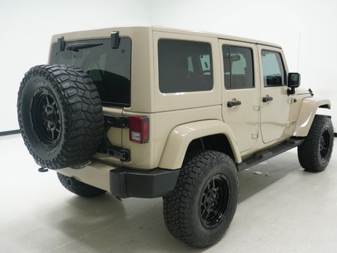 Used 2016 Jeep Wrangler Unlimited Sahara w/ Connectivity Group AWD/4WD image 4