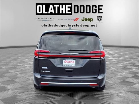 Used 2023 Chrysler Pacifica Touring-L FWD image 28